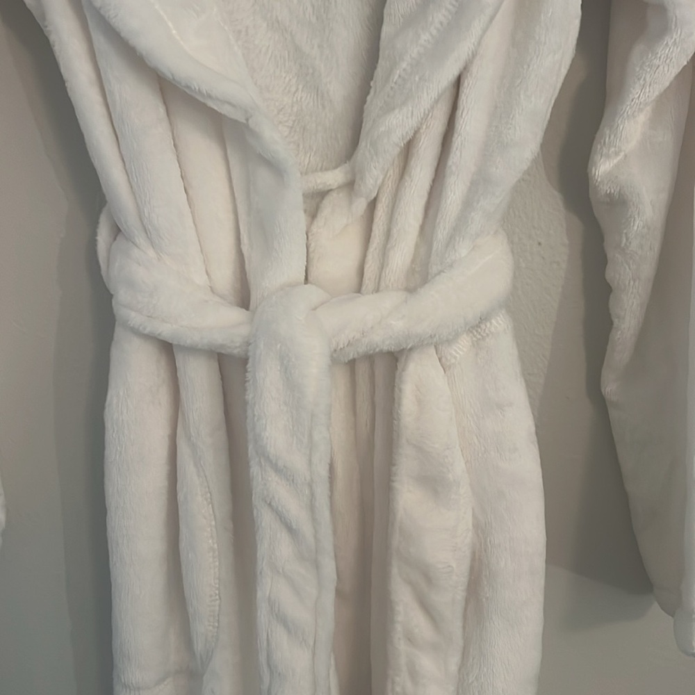 NWT Kim Rogers Plush Robe Size Small ivory/white
SOFT & COZY - Picture 4 of 8